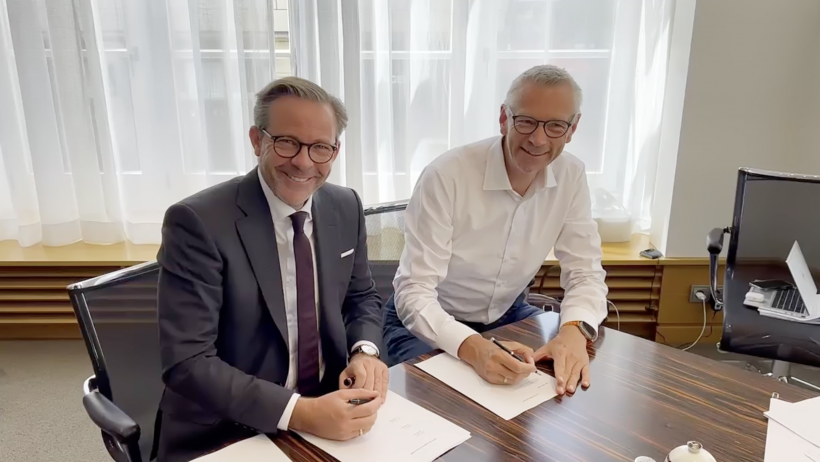 Oliver Drewes and Lars Drückhammer signing the cooperation agreement